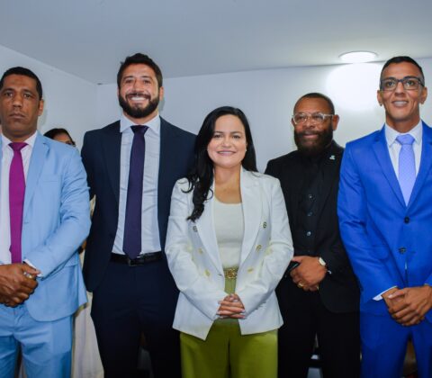Imagem do post Prefeita Débora Regis participa de ato que oficializa nova composição do Legislativo de Lauro de Freitas