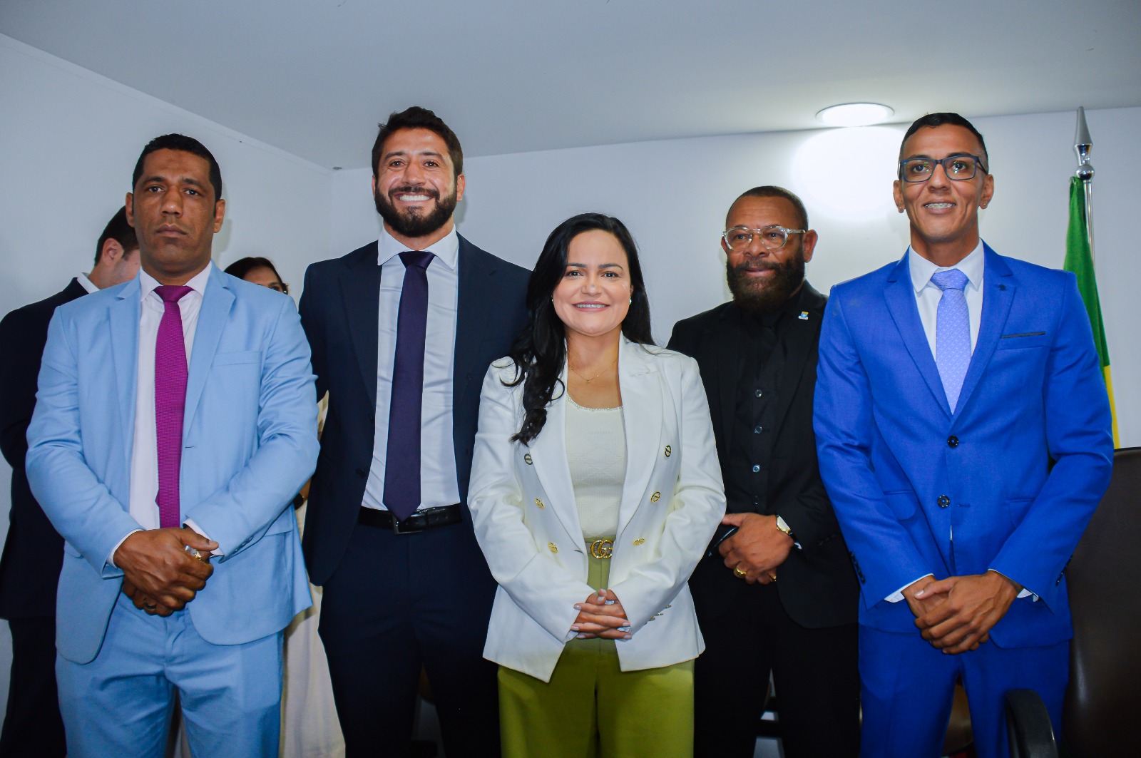 Prefeita Débora Regis participa de ato que oficializa nova composição do Legislativo de Lauro de Freitas