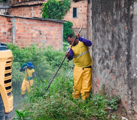 Imagem do post Prefeitura intensifica limpeza de canal em Itinga para evitar alagamentos
