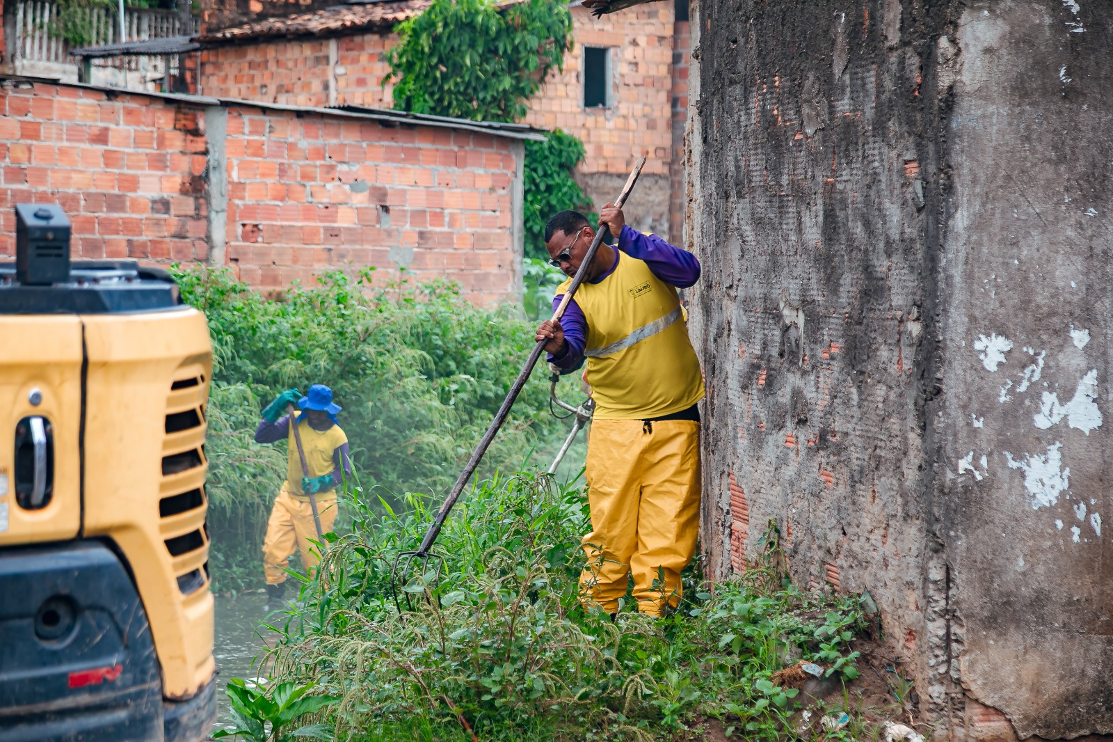 Prefeitura intensifica limpeza de canal em Itinga para evitar alagamentos