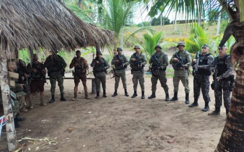 Imagem do post Ataque a turistas no sul da Bahia: suspeitos são detidos e polícia encontra arsenal enterrado