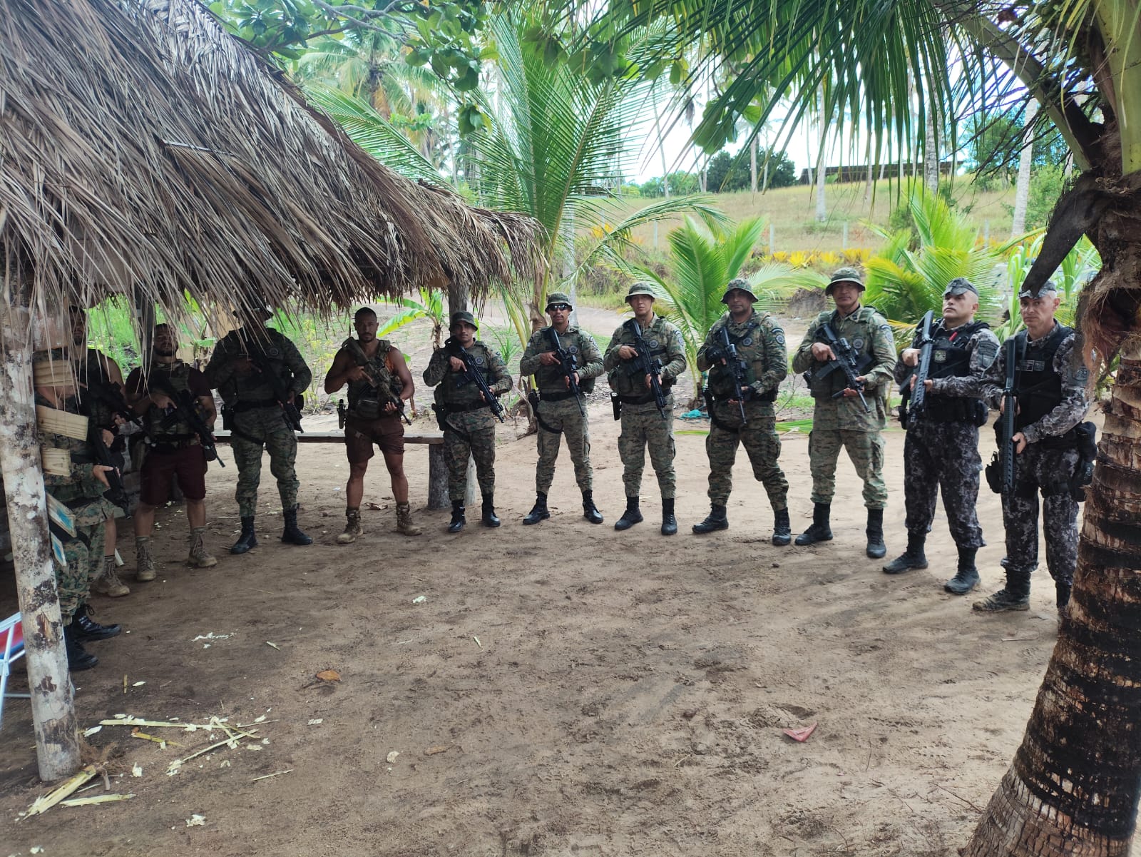 Ataque a turistas no sul da Bahia: suspeitos são detidos e polícia encontra arsenal enterrado