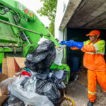Camaçari coleta mais de 350 toneladas de lixo por dia e reforça limpeza na sede e orla