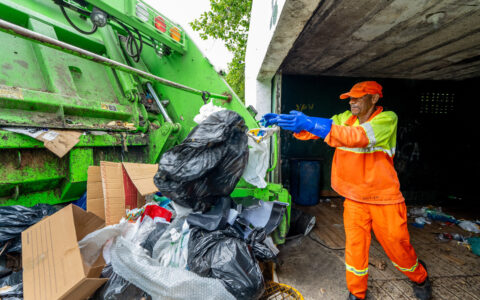 Imagem do post Camaçari coleta mais de 350 toneladas de lixo por dia e reforça limpeza na sede e orla