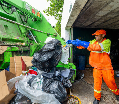 Imagem do post Camaçari coleta mais de 350 toneladas de lixo por dia e reforça limpeza na sede e orla