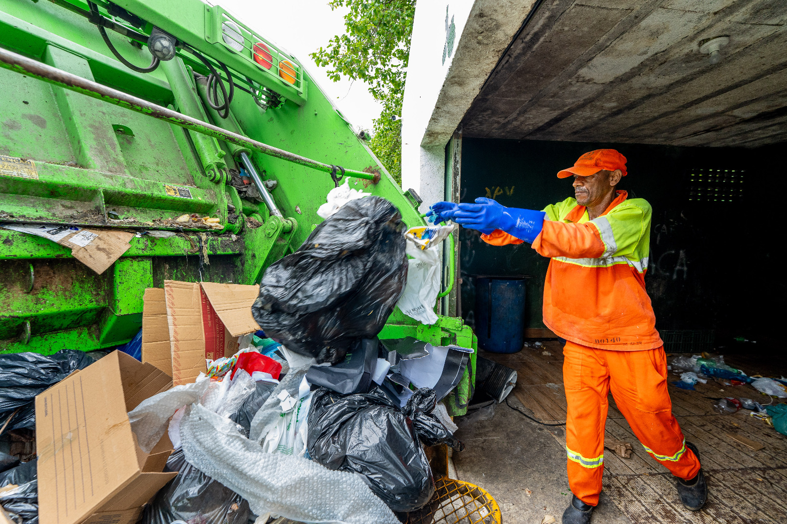 Camaçari coleta mais de 350 toneladas de lixo por dia e reforça limpeza na sede e orla