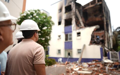 Imagem do post Após incêndio no Stiep, Bruno Reis vistoria prédio e anuncia apoio às famílias