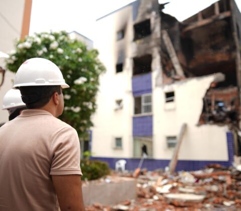Imagem do post Após incêndio no Stiep, Bruno Reis vistoria prédio e anuncia apoio às famílias
