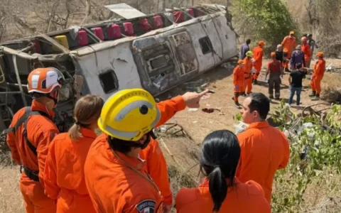 Imagem do post Ônibus que levava romeiros capota e deixa 15 mortos