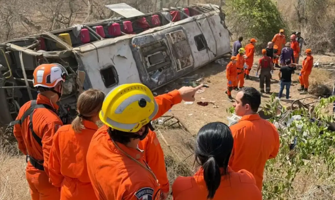 Ônibus que levava romeiros capota e deixa 15 mortos