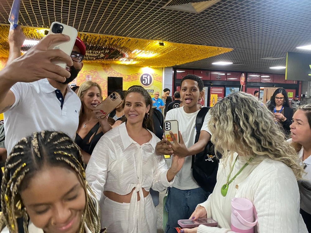 Famosos desembarcam para o Carnaval de Salvador e recebem festa no aeroporto
