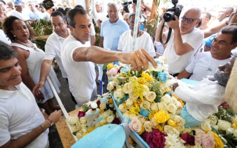 Imagem do post Bruno Reis entrega as oferendas à Iemanjá