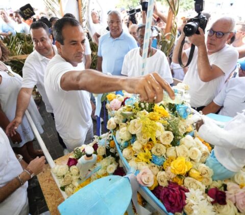 Imagem do post Bruno Reis entrega as oferendas à Iemanjá