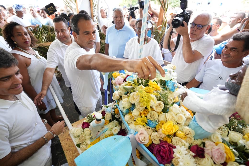 Bruno Reis entrega as oferendas à Iemanjá