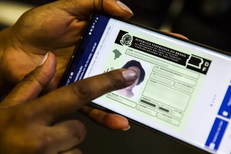 Vai tirar a CNH? Veja o passo a passo para ativar a versão digital sem errar no processo