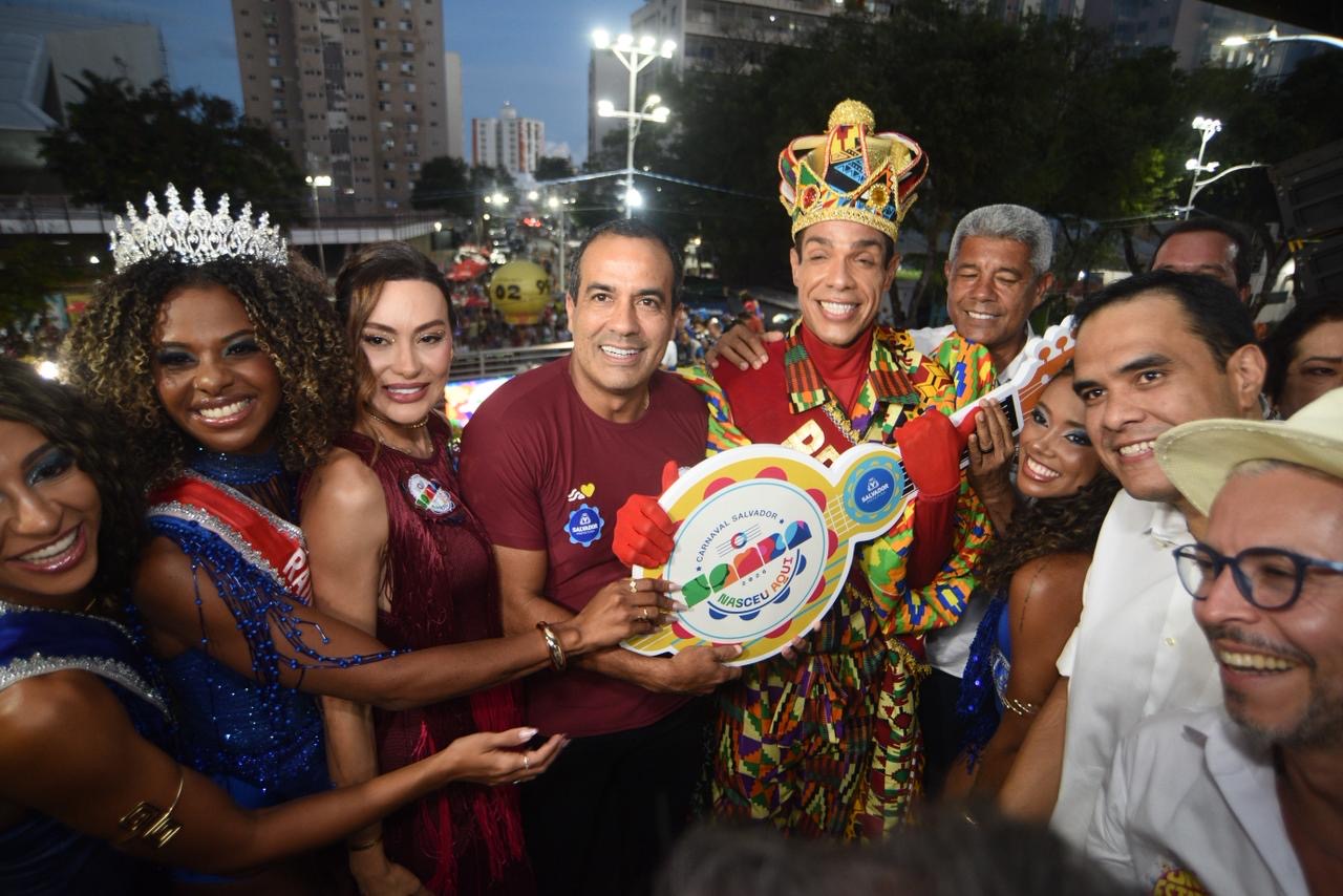 Bruno Reis entrega chave ao Rei Momo e abre oficialmente o Carnaval de Salvador