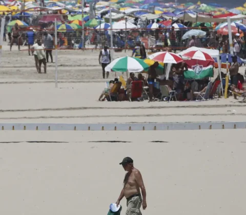 Imagem do post Vai montar barraca na praia? Litoral impõe novas regras para o Carnaval