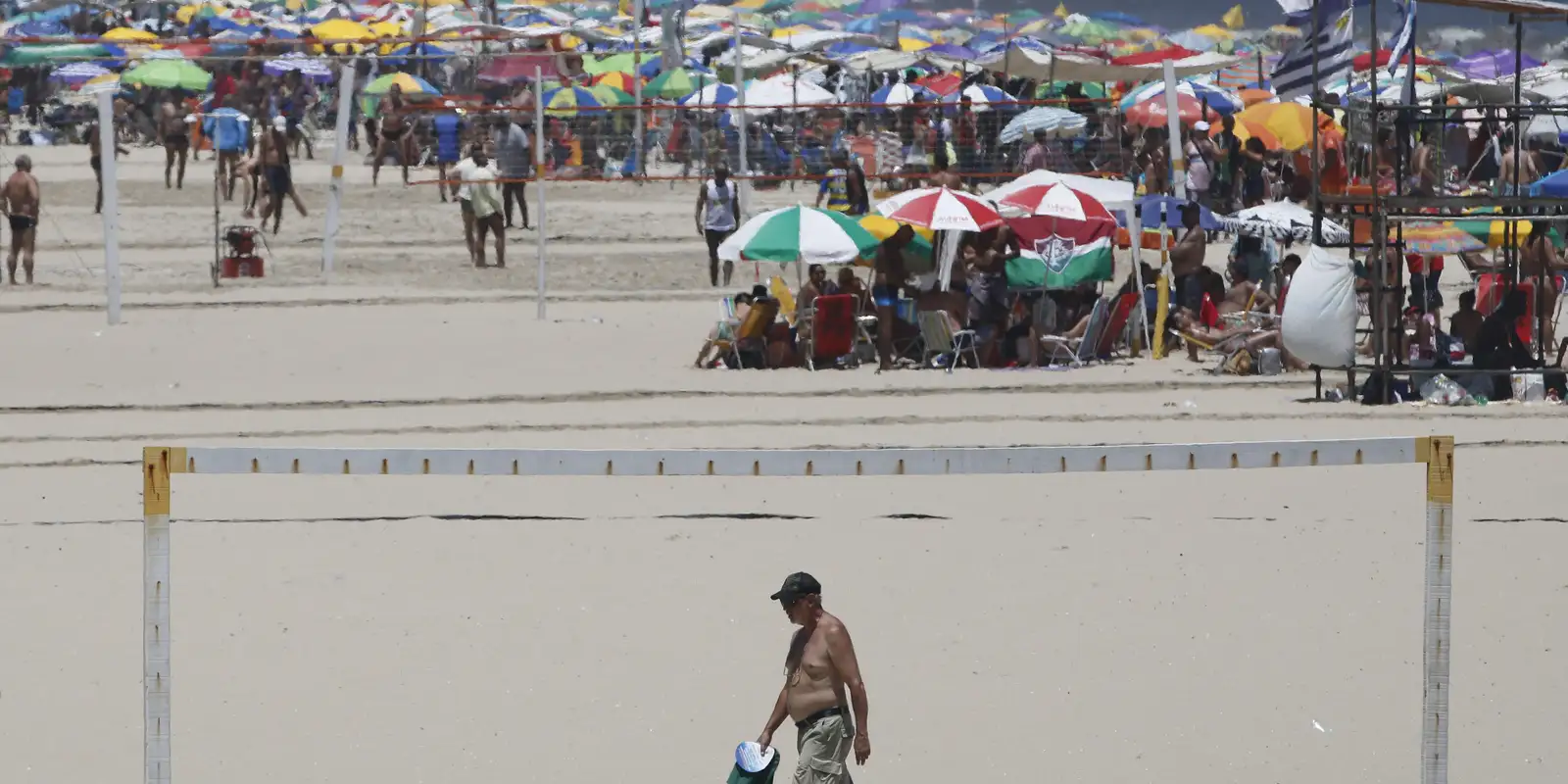 Vai montar barraca na praia? Litoral impõe novas regras para o Carnaval
