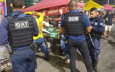 Imagem do post Foragido por homicídio é preso enquanto trabalhava como mototaxista na Barra