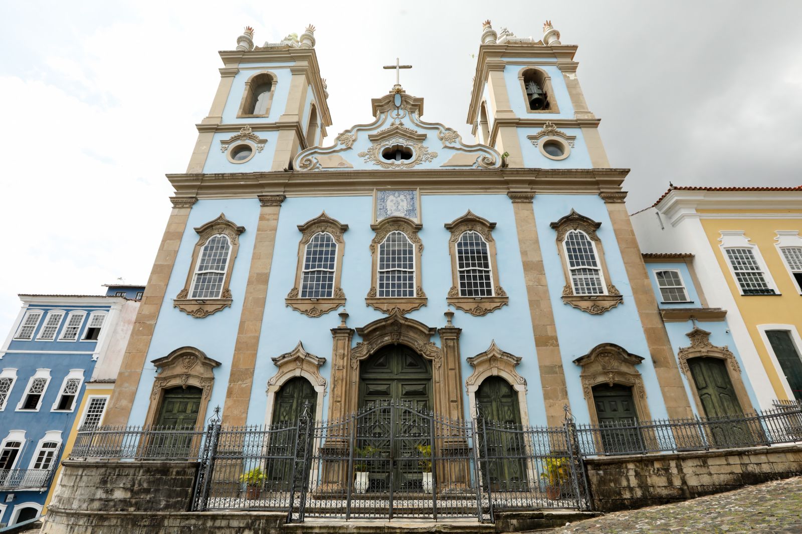 A igreja do Rosário não pede licença ao Largo do Pelourinho, ela o reescreve