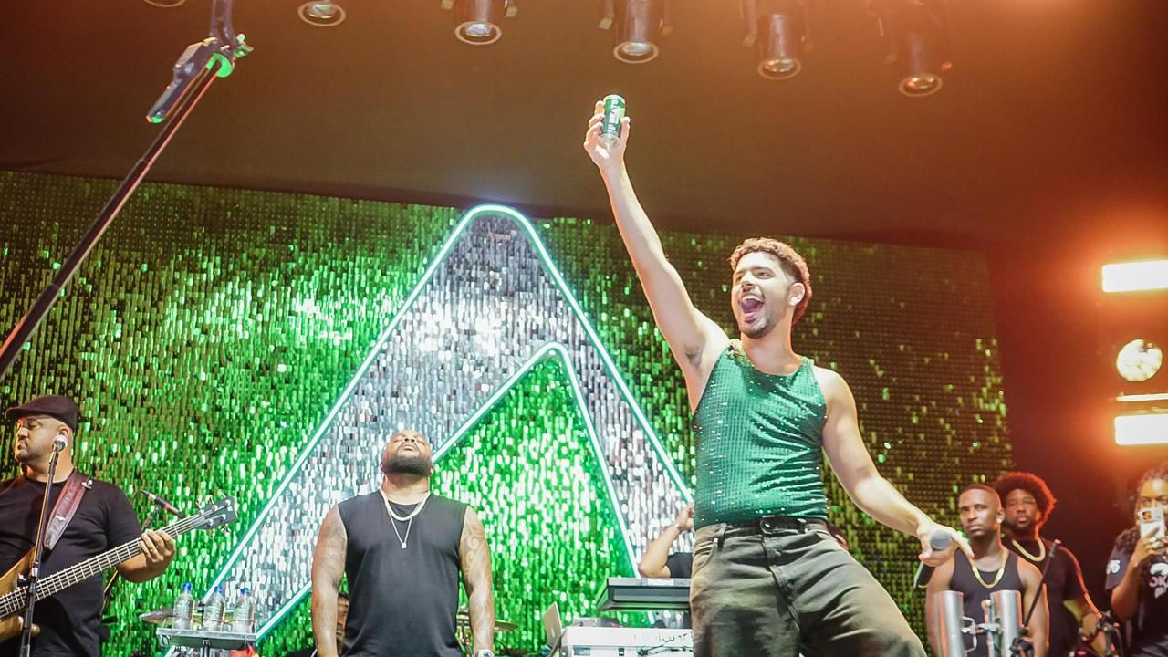 Pedro Sampaio invade a Barra de jet ski e abre a Torre Beats no Carnaval 2026