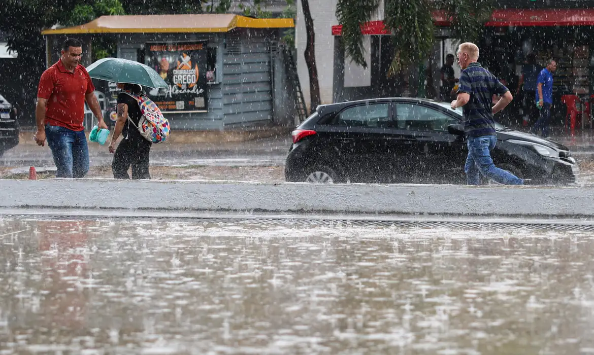 Chuva liga alerta na Bahia: mais de 200 cidades entram em risco nesta segunda