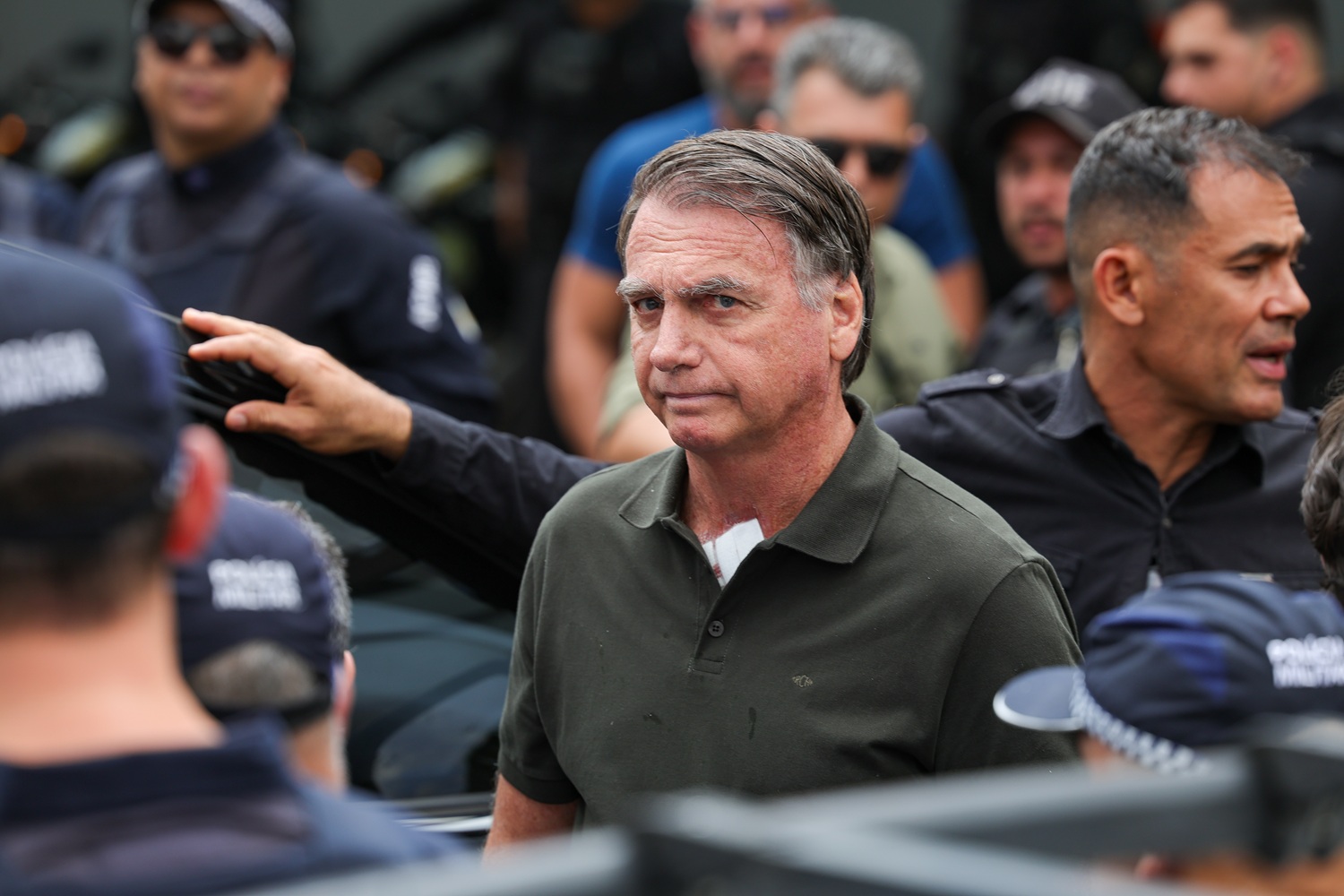 Bolsonaro passa mal na prisão e é levado às pressas para hospital em Brasília