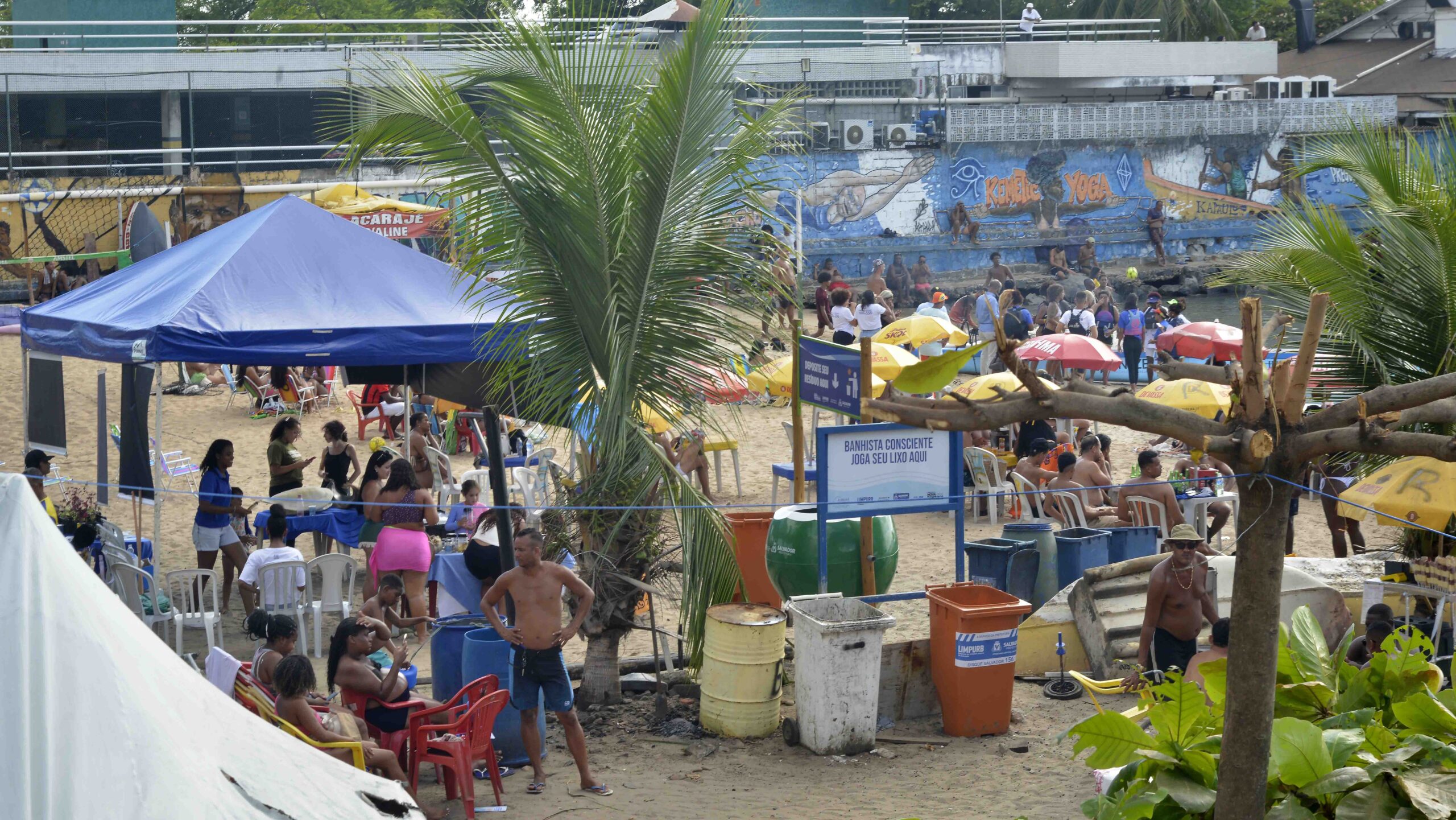 Limpurb realiza ação de conscientização ambiental na Praia da Preguiça em Salvador