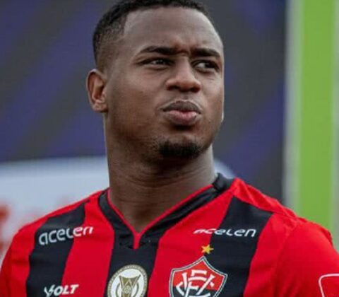Imagem do post Alerta no Vitória: Lesão grave pode tirar Dudu do campo por até oito meses