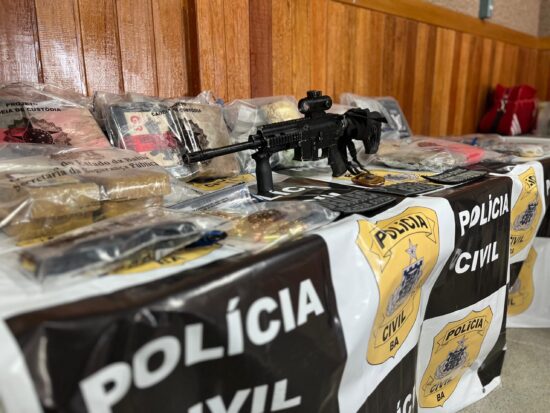 Operação Cavalo de Troia apreende fuzil, armas, drogas do CV avaliada em R$ 1 milhão de reais