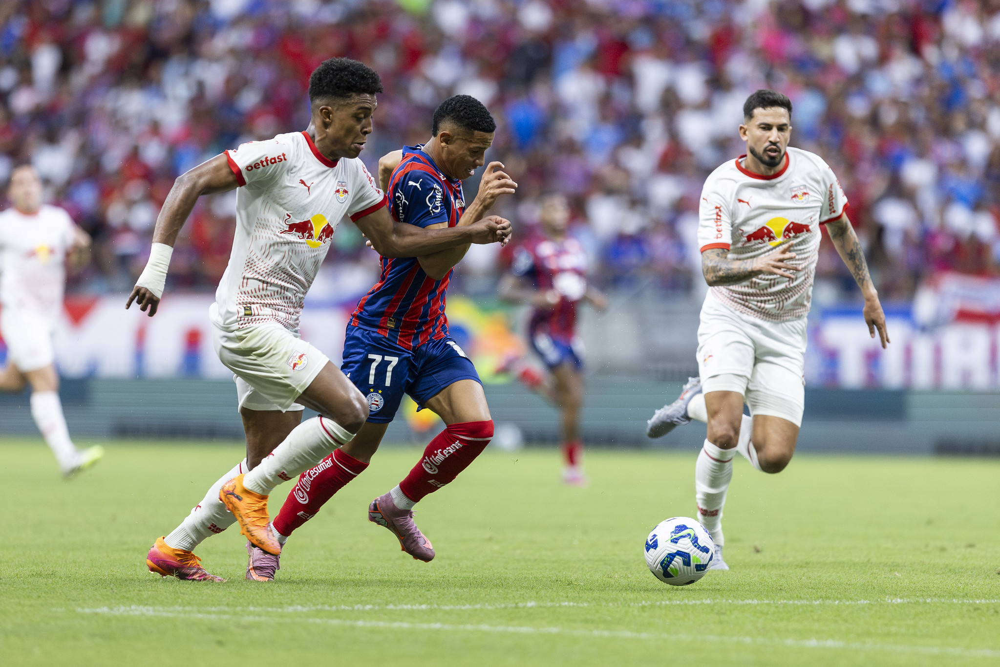 De olho na vice-liderança, Bahia encara o Bragantino na Fonte Nova; veja onde assistir