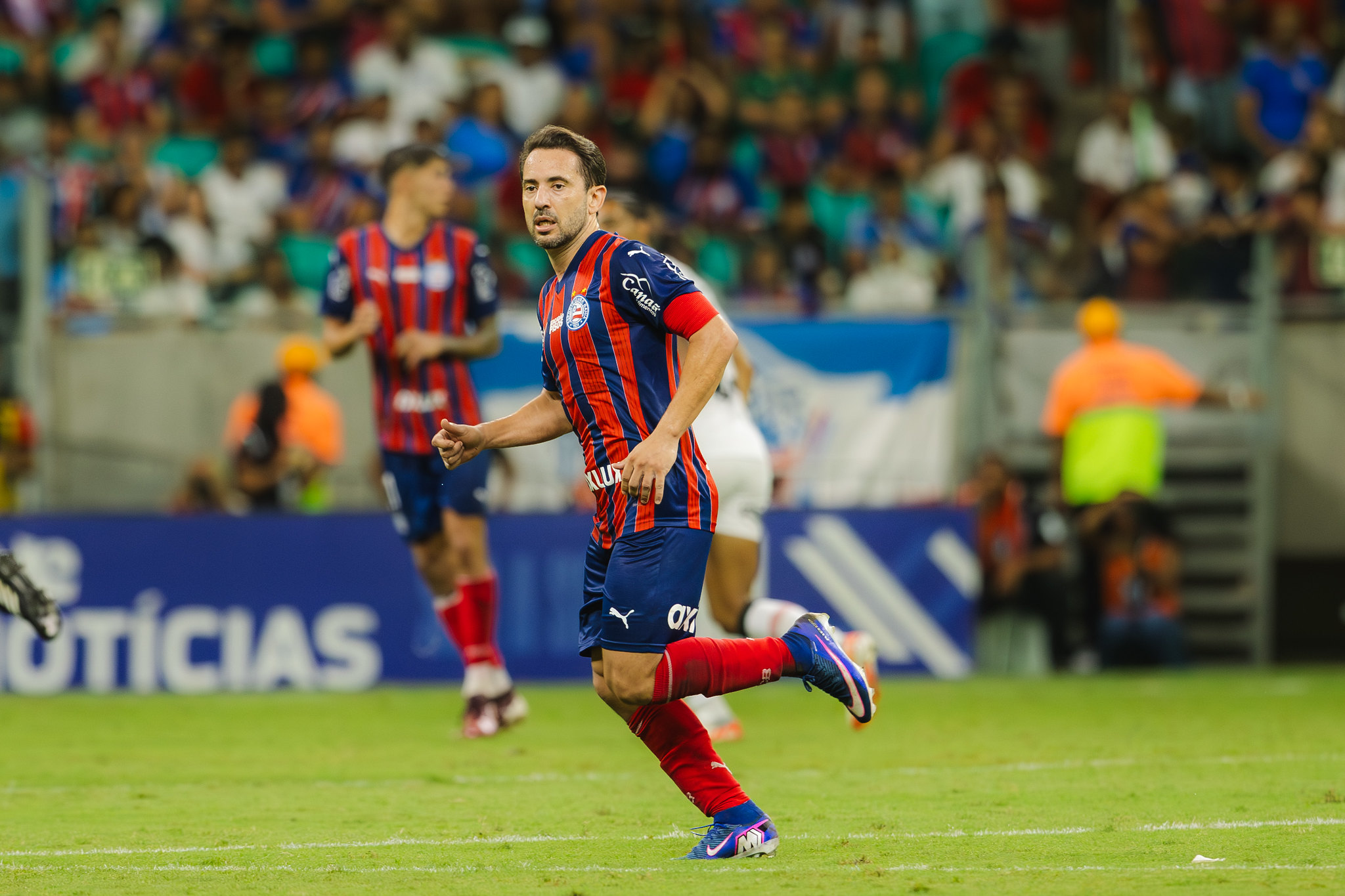 Alerta no Bahia: Éverton Ribeiro sente a coxa e pode ficar fora do Ba-Vi