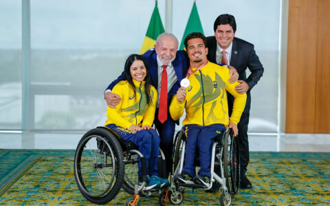 Imagem do post Lula recebe delegação paralímpica de inverno e celebra medalha inédita do Brasil em 2026