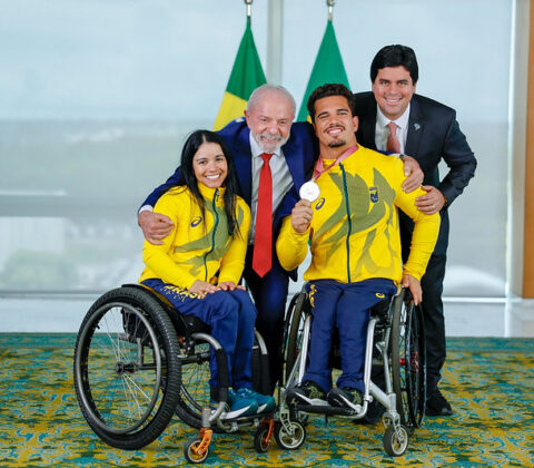 Imagem do post Lula recebe delegação paralímpica de inverno e celebra medalha inédita do Brasil em 2026