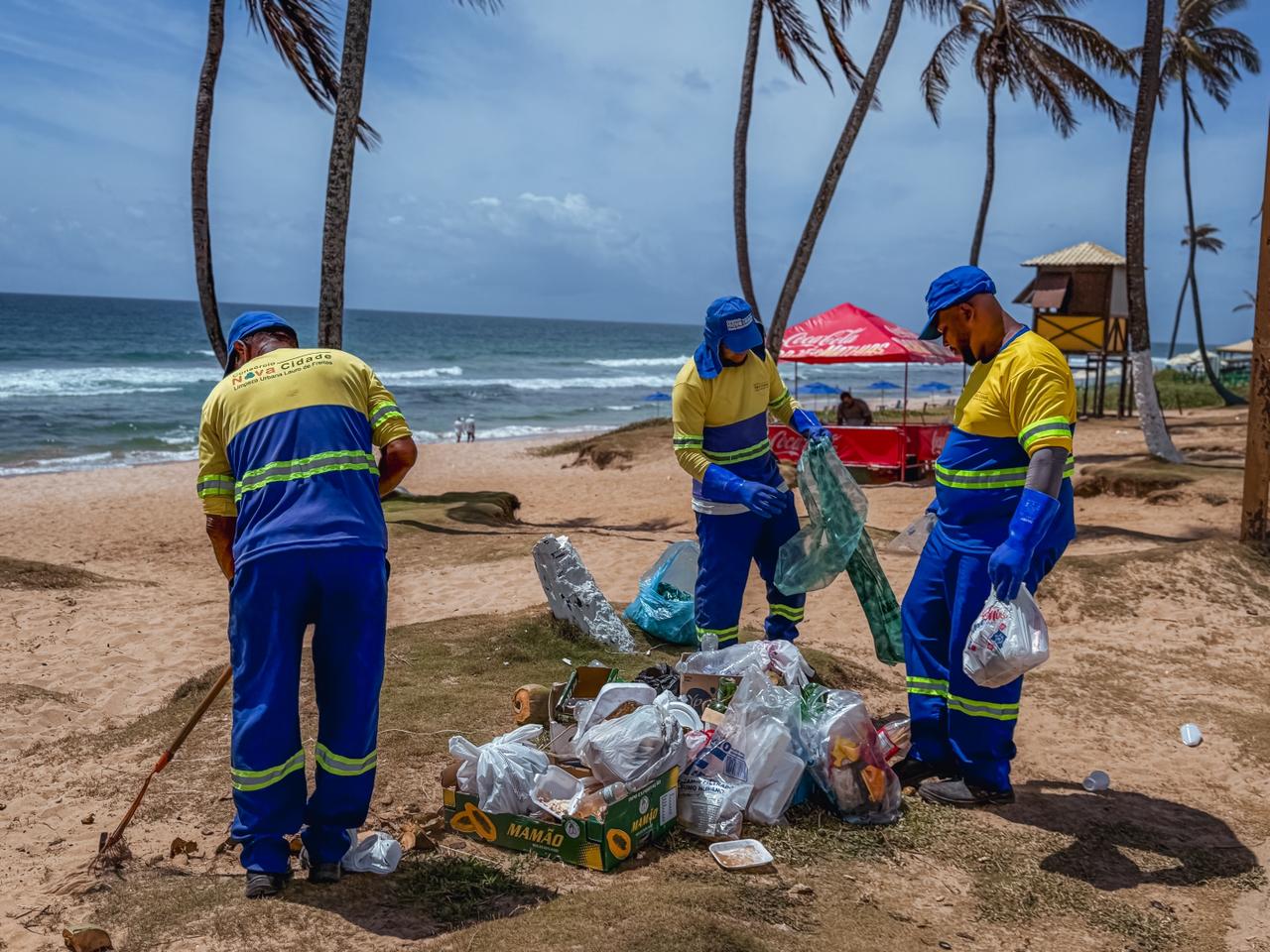 Limpeza das praias é ampliada em Vilas do Atlântico, Ipitanga e Buraquinho