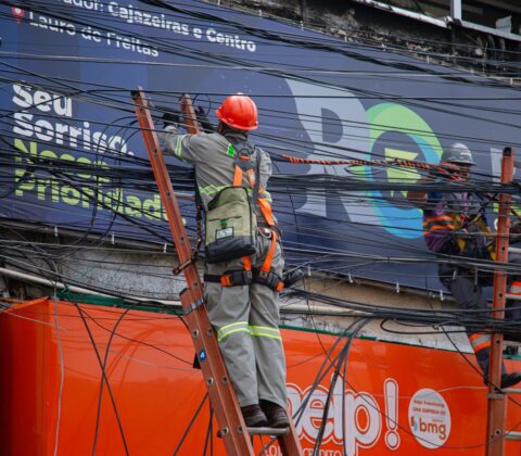 Imagem do post Lauro de Freitas combate emaranhados de fios e reforça segurança no Centro