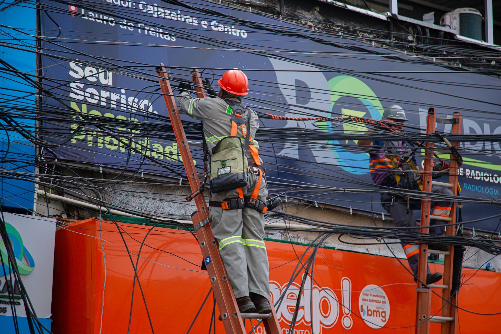 Lauro de Freitas combate emaranhados de fios e reforça segurança no Centro