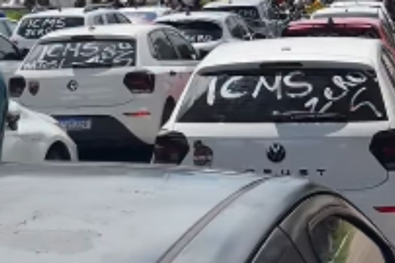 Motoristas por aplicativo e motoboys protestam contra alta dos combustíveis em Salvador