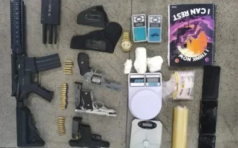 Imagem do post Trio é flagrado com fuzil e drogas em ação policial