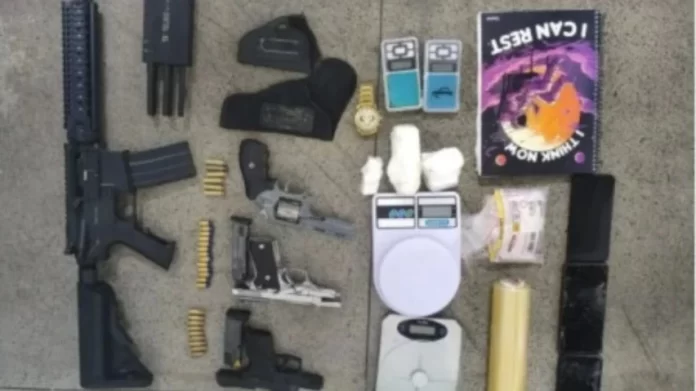 Trio é flagrado com fuzil e drogas em ação policial