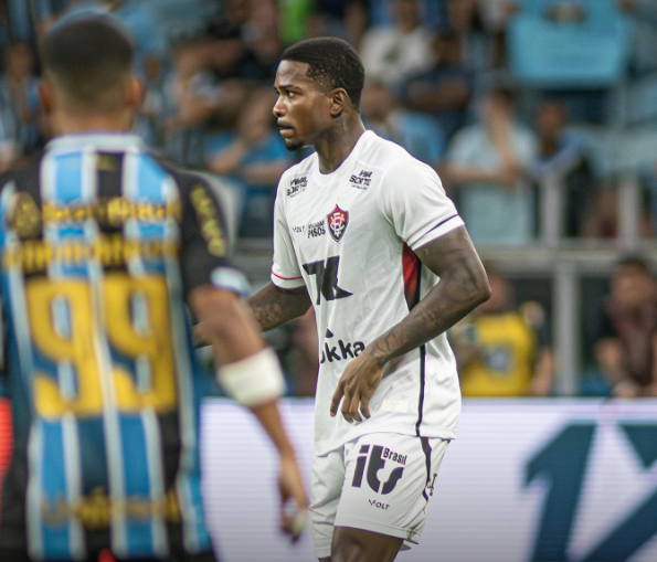 Vitória perde para o Grêmio, amplia tabu e liga alerta na Série A