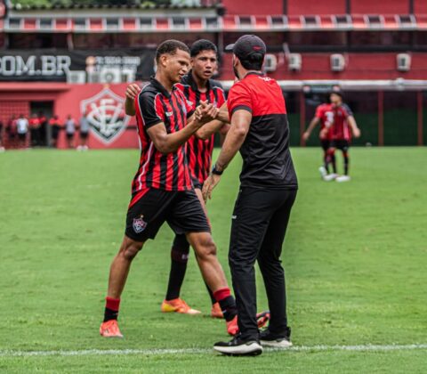 Imagem do post Treinador do Vitória anuncia saída e manda recado: “Princípios serão inegociáveis”