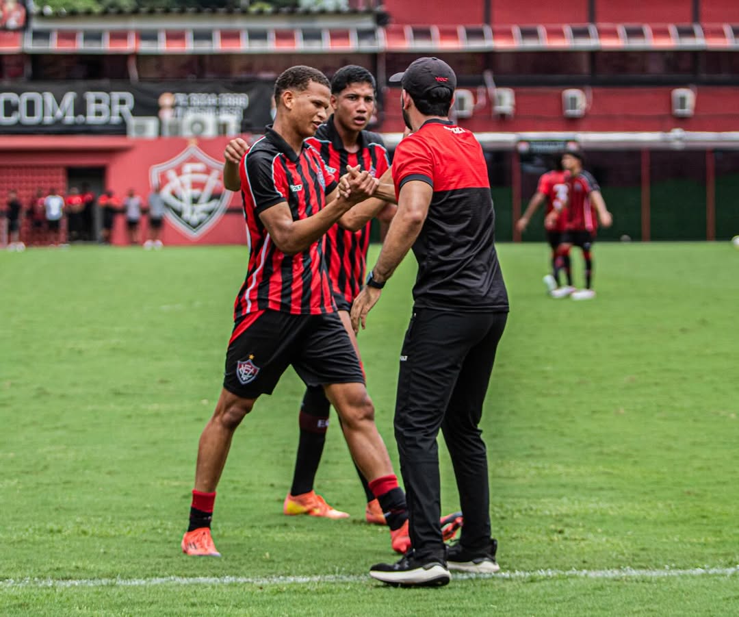 Treinador do Vitória anuncia saída e manda recado: “Princípios serão inegociáveis”