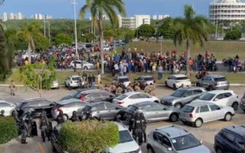 Imagem do post Sem acordo: motoristas de app e motoboys levam protesto para o Aeroporto de Salvador