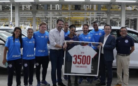 Imagem do post Fábrica da BYD em Camaçari atinge 3.500 funcionários e recebe atletas do Bahia