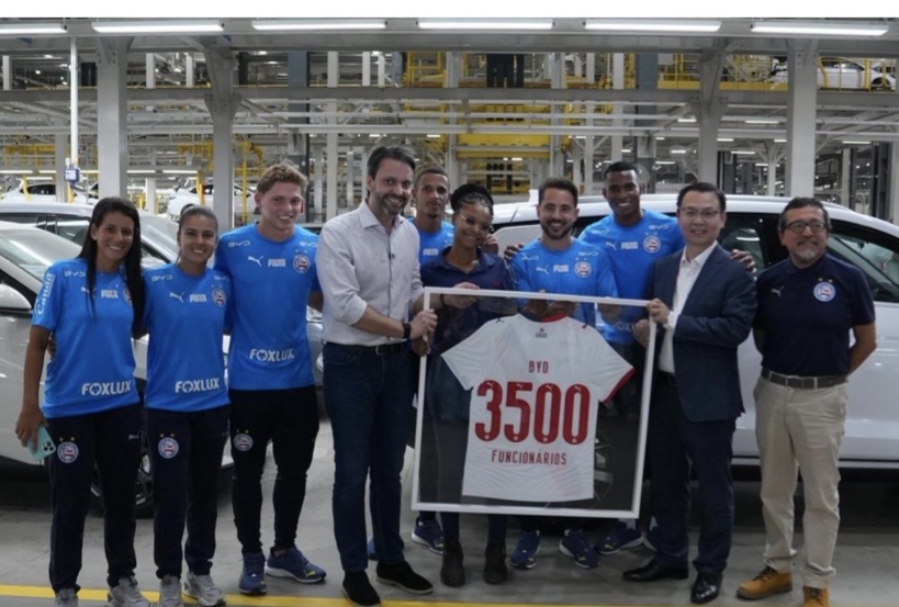 Fábrica da BYD em Camaçari atinge 3.500 funcionários e recebe atletas do Bahia