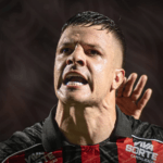 Vitória vence o Atlético-MG no Barradão e sobe na tabela da Série A