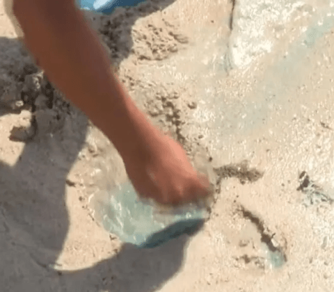 Imagem do post Líquido azul e amarelo na areia? Praia de São Tomé de Paripe é interditada