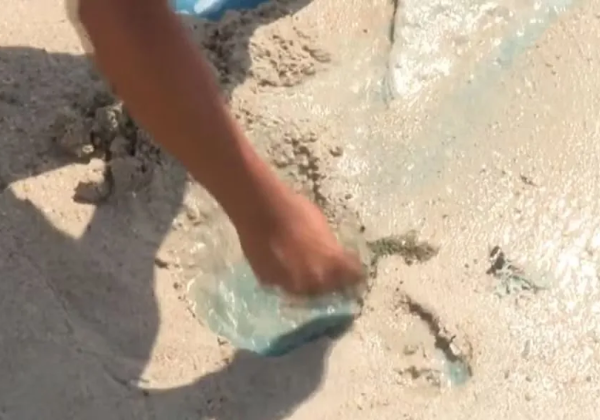 Líquido azul e amarelo na areia? Praia de São Tomé de Paripe é interditada