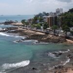 Chuvas de verão levam lixo às praias de Salvador e geram confusão sobre rede de esgoto, diz Embasa